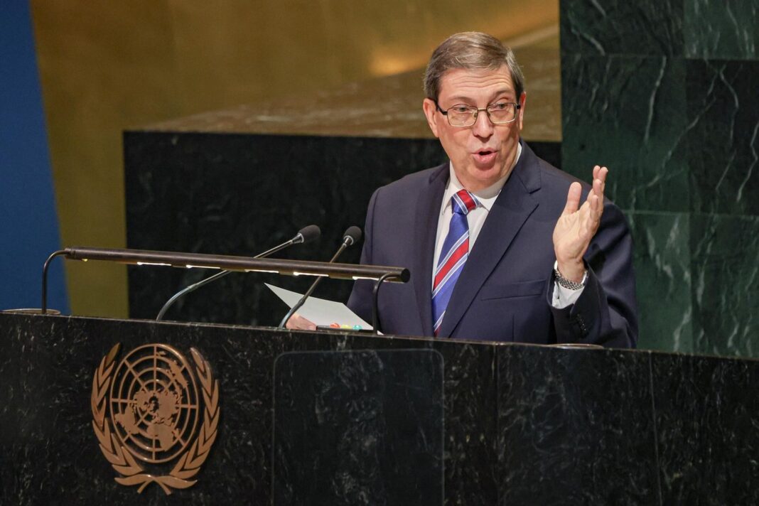 Sesión de la Asamblea General de la ONU con oradores en el podio