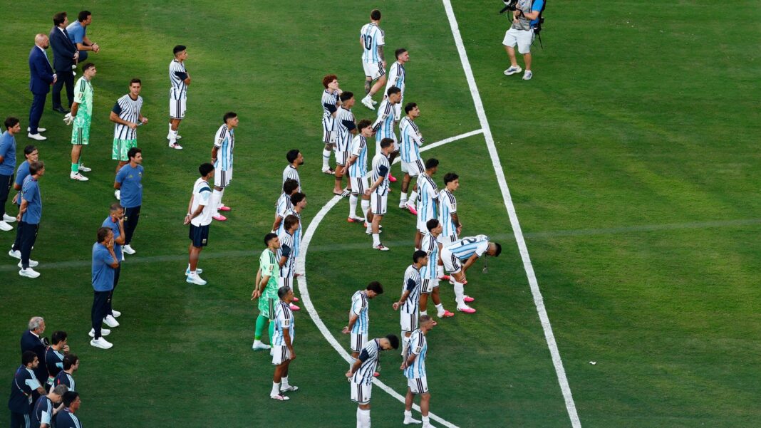Jugadores de la selección argentina en el campo de juego tras la derrota ante España en la final del Mundial
