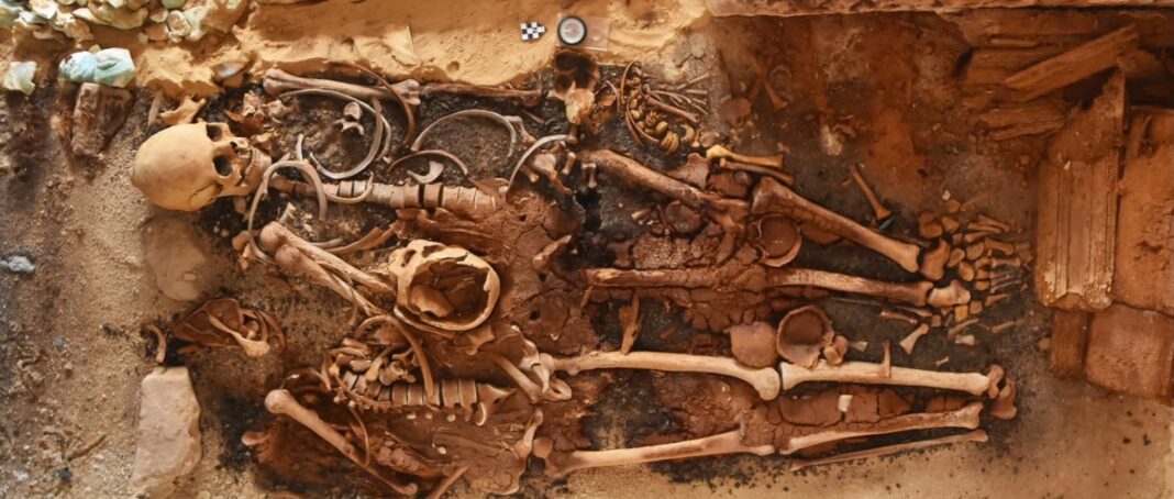 Tumba antigua con ataúd de granito y objetos funerarios en Marina El Alamein, Egipto