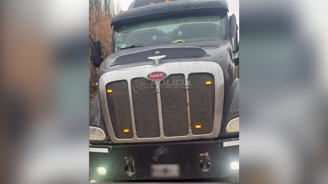 Camión Peterbilt 387 negro similar al secuestrado en Plottier