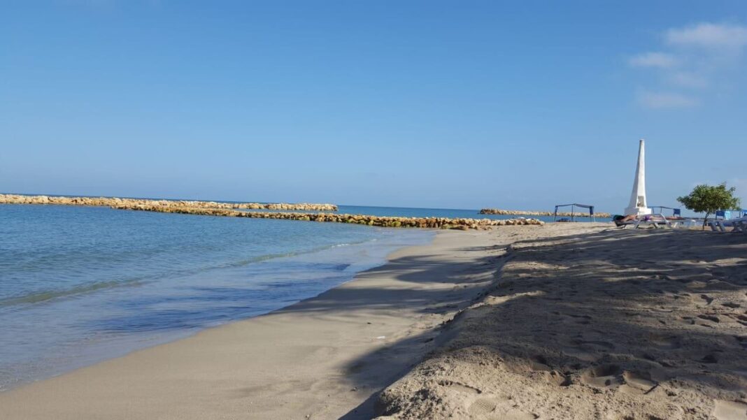 Playa de Coveñas con amplia franja de arena expuesta por el retiro del mar