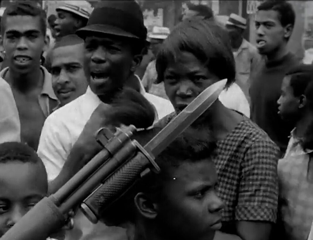 Disturbios en Newark 1967: calles con escombros y vehículos calcinados