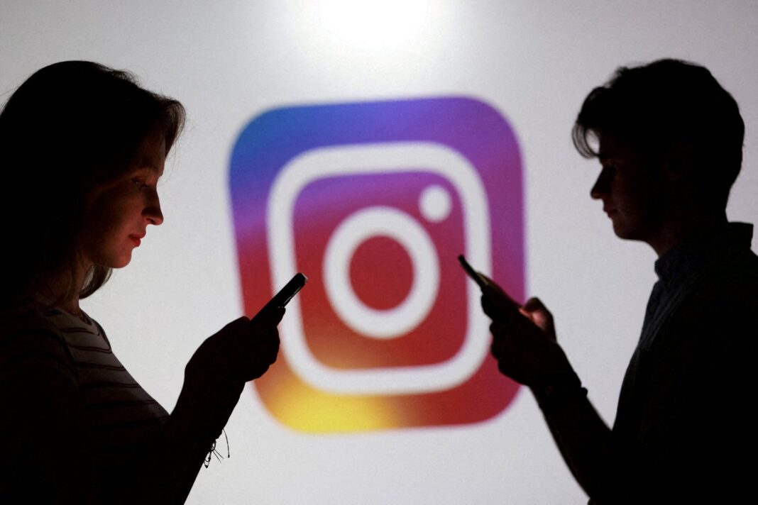 Fotografía de la fachada de la sede de Meta con el logo de Instagram
