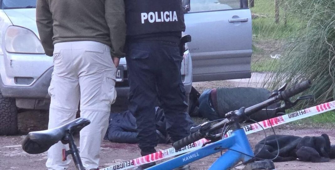 Cuerpos de los delincuentes tras ser abatidos por un policía en Moreno