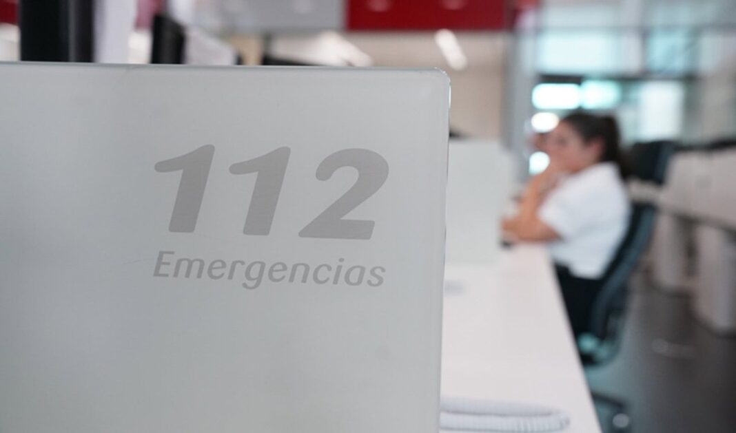 Bomberos trabajan en la extinción de un incendio en una vivienda en Mijas
