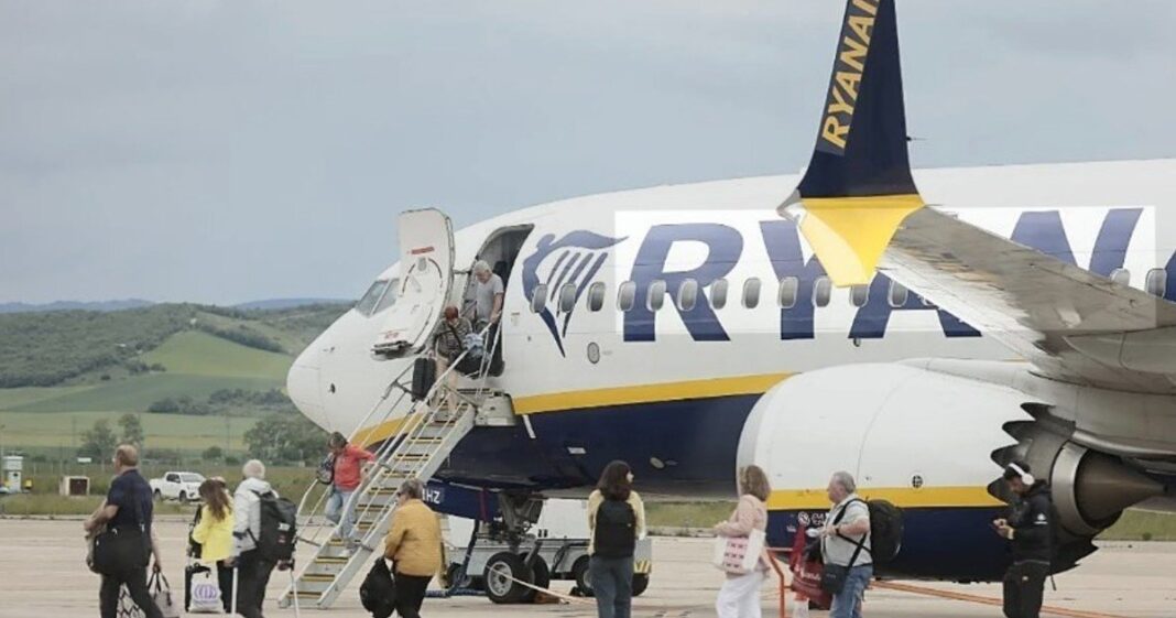 Pasajeros desembarcando de un avión de Ryanair en el aeropuerto de Milán Malpensa por un enjambre de mosquitos
