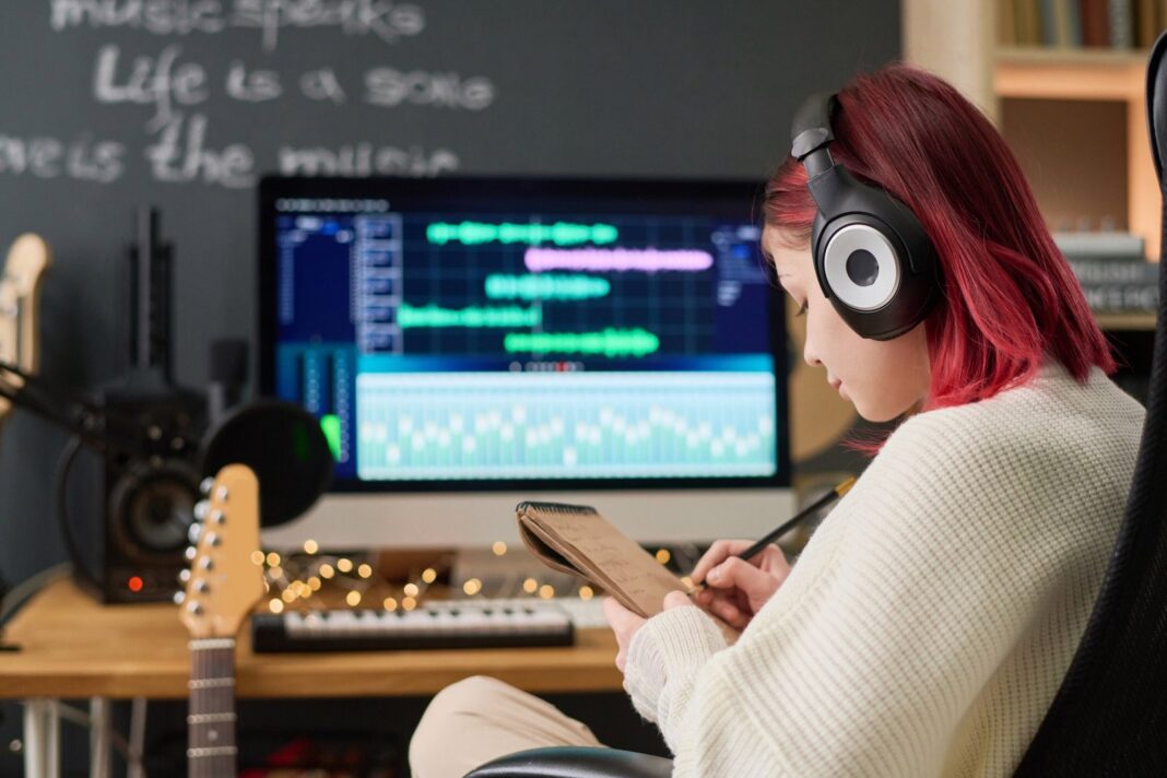 Músico trabajando con inteligencia artificial en un estudio de grabación