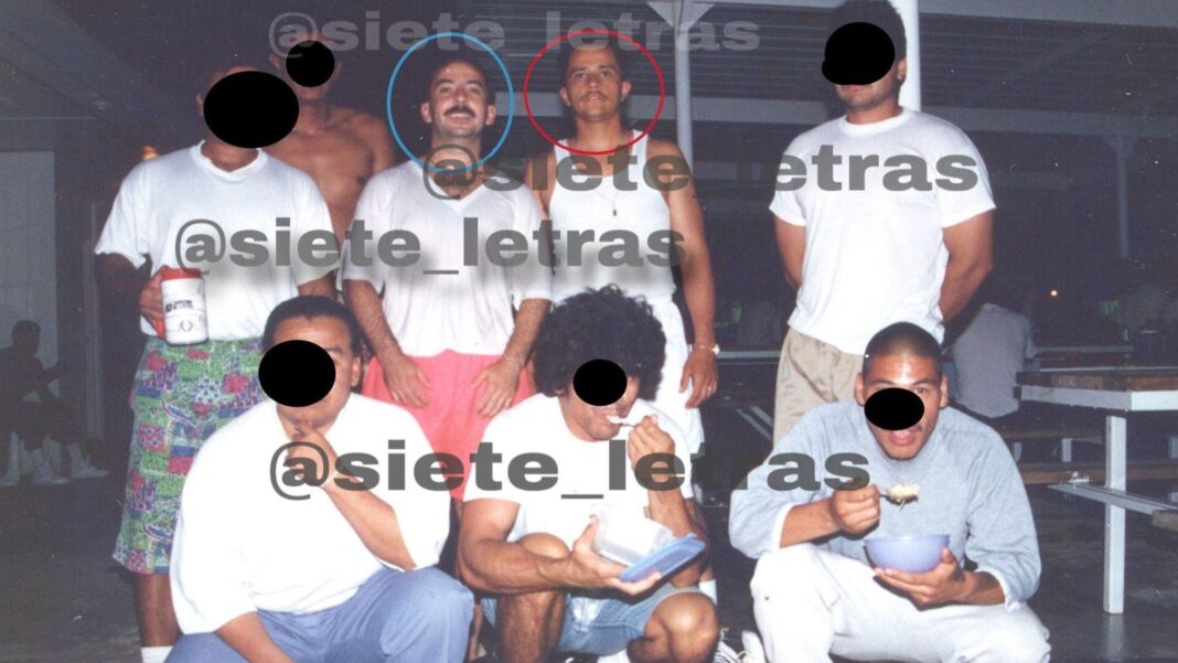 Fotografía de Nemesio Oseguera Cervantes y Bernardo en la cárcel de Big Spring, Texas, 1995