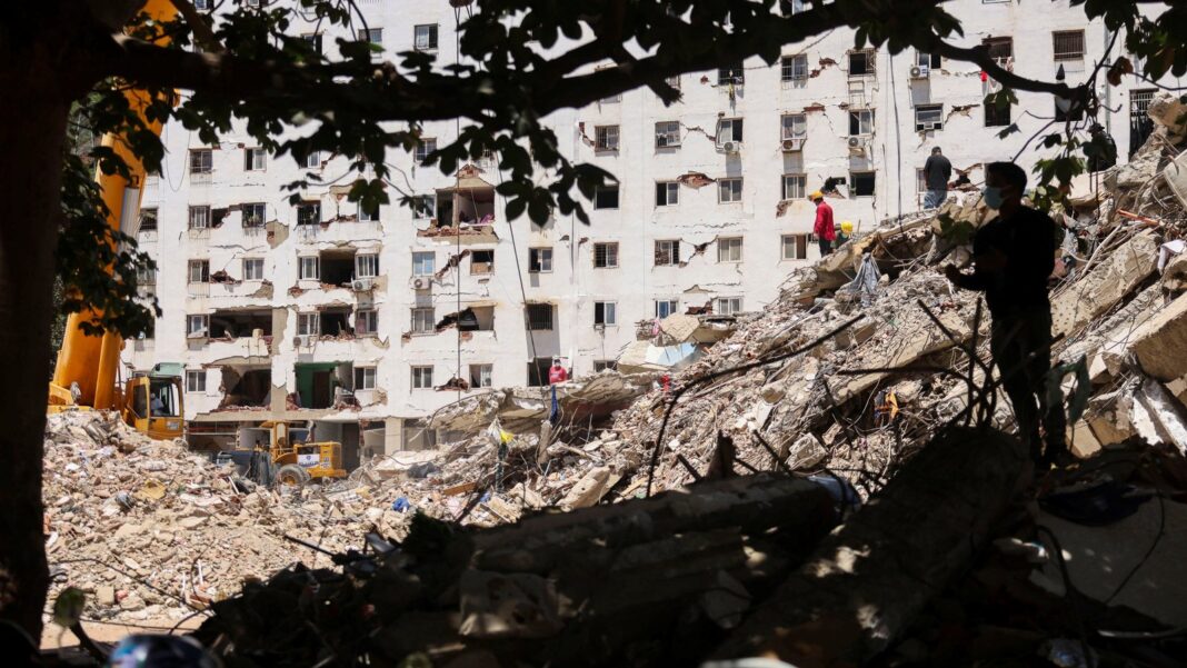 Edificio Tahití colapsado en La Guaira, Venezuela, con escombros y familiares buscando víctimas