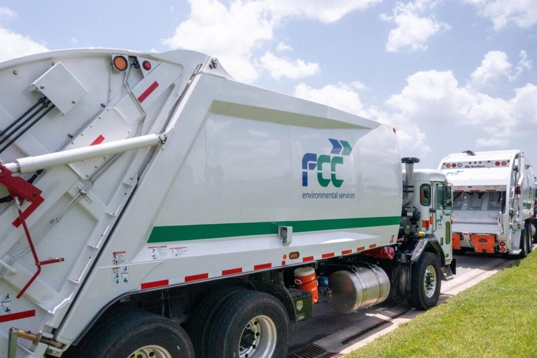 Fotografía de camiones de recogida de residuos de FCC Environmental Services