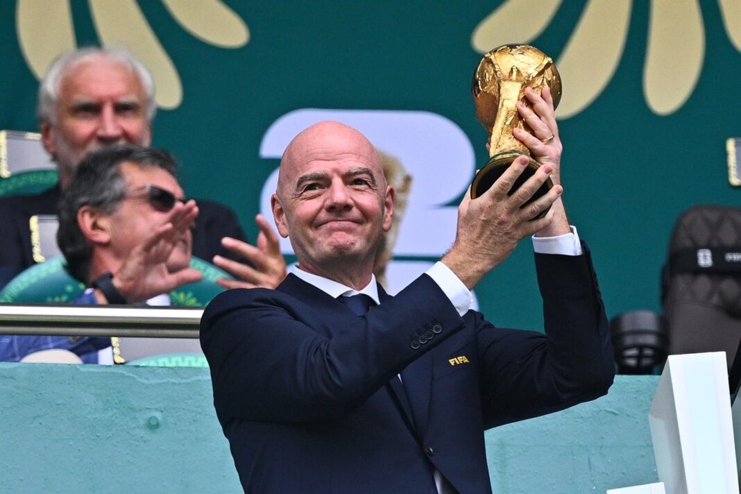 Logotipo de la FIFA en un evento oficial