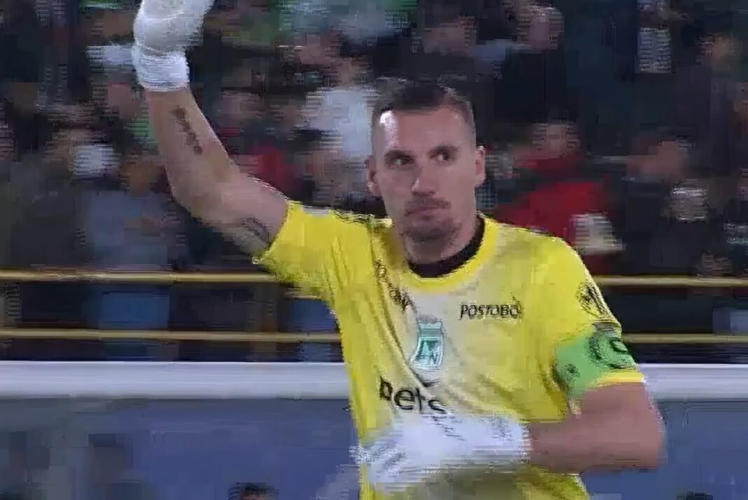 Franco Armani con la camiseta de Atlético Nacional durante el partido contra Tigres FC