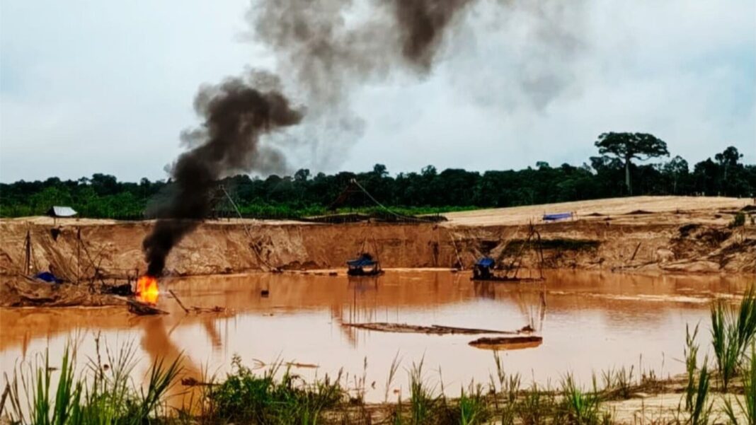 Operativo de fuerzas del orden en la Amazonía peruana contra la minería ilegal