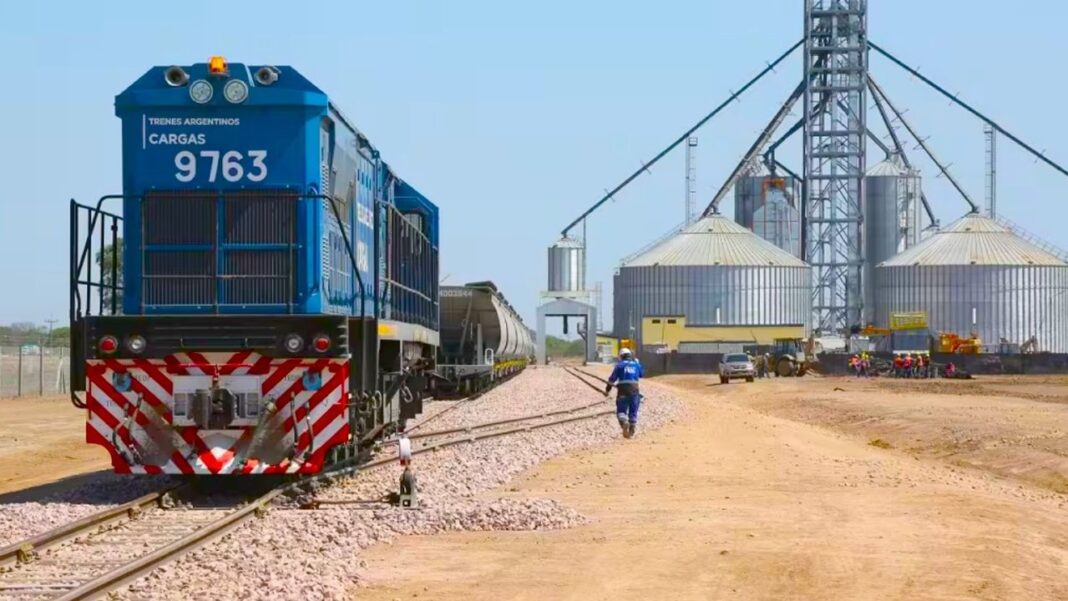 Vías ferroviarias del Tren Norpatagónico en la región de Vaca Muerta
