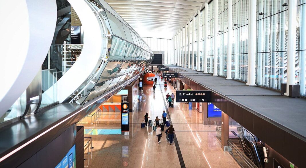 Aeropuerto con personal de seguridad