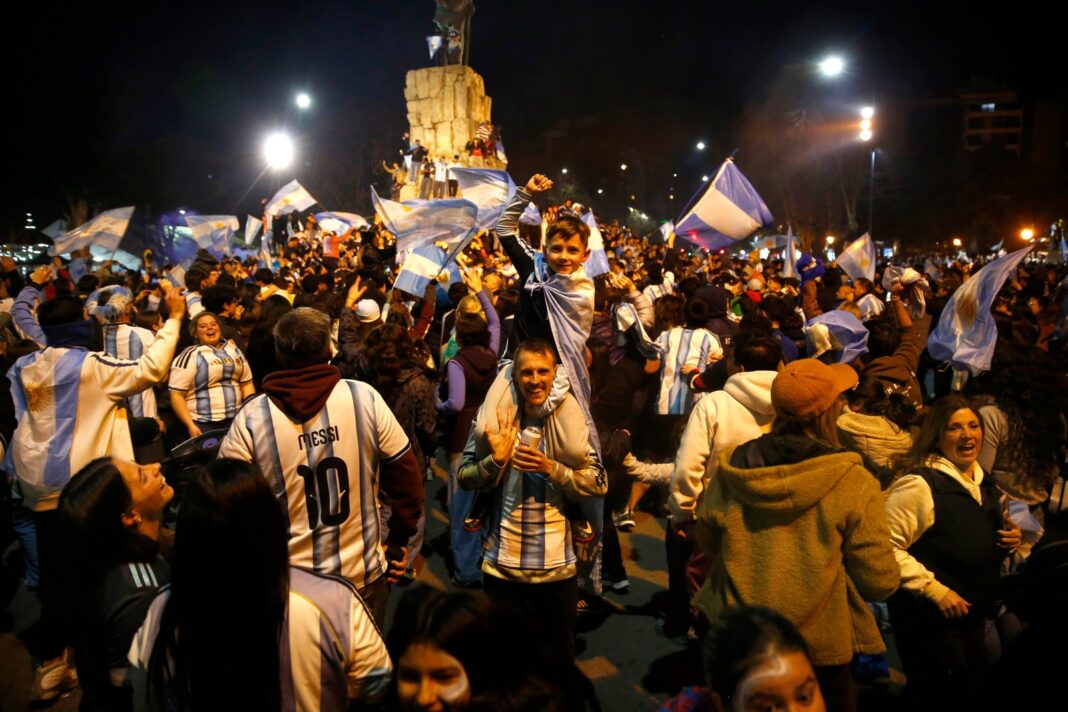 Selección argentina de fútbol celebrando en el campo de juego