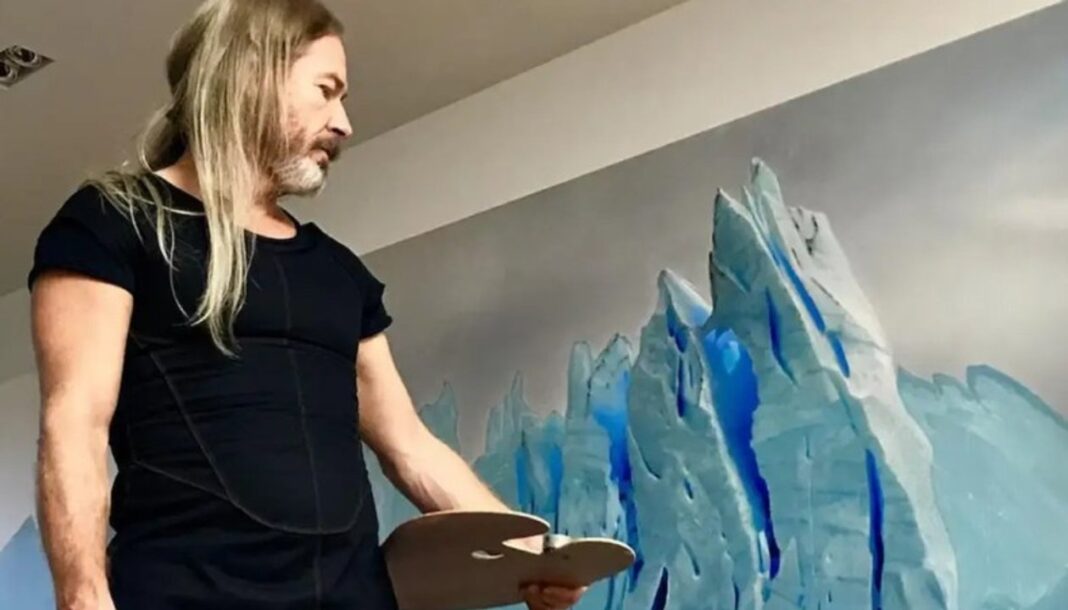 Helmut Ditsch junto a su obra El Triunfo de la Naturaleza