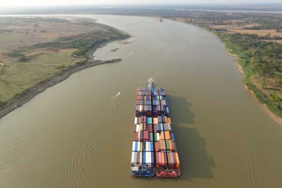Buque de dragado en la Hidrovía Paraná-Paraguay