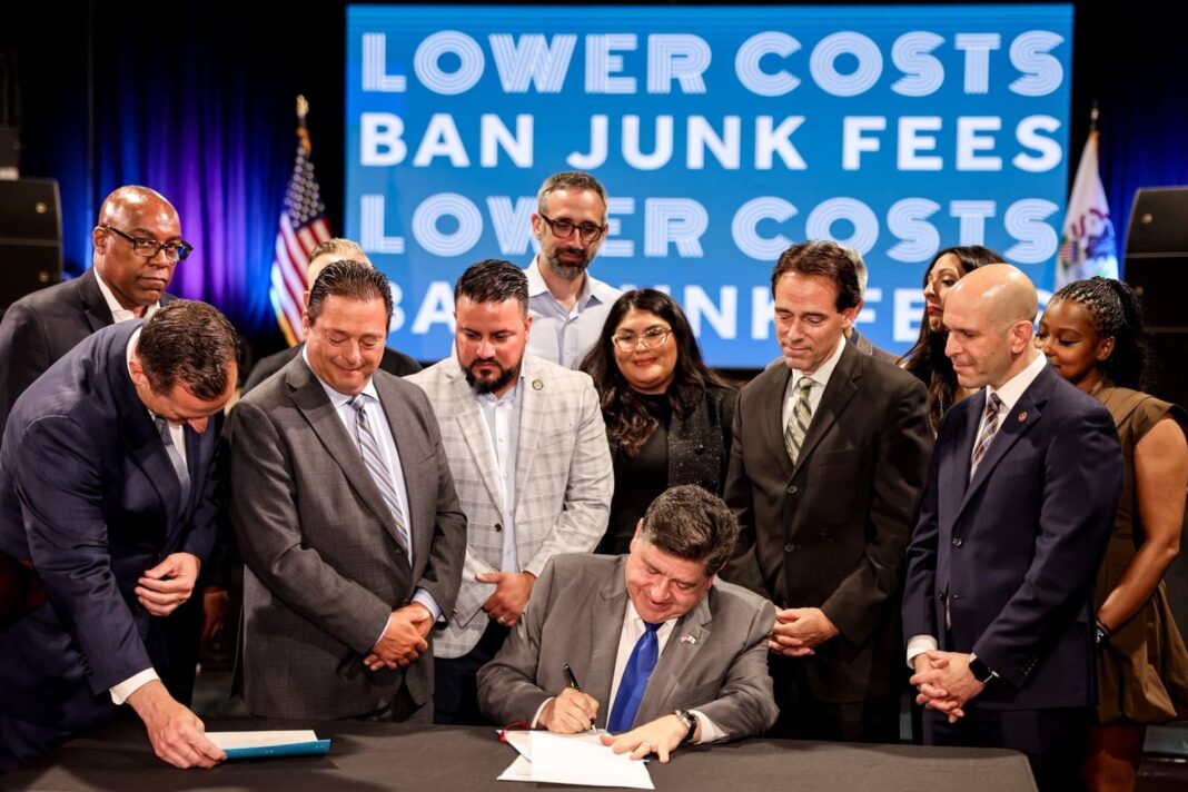 Firma de la ley HB 45 por el gobernador de Illinois