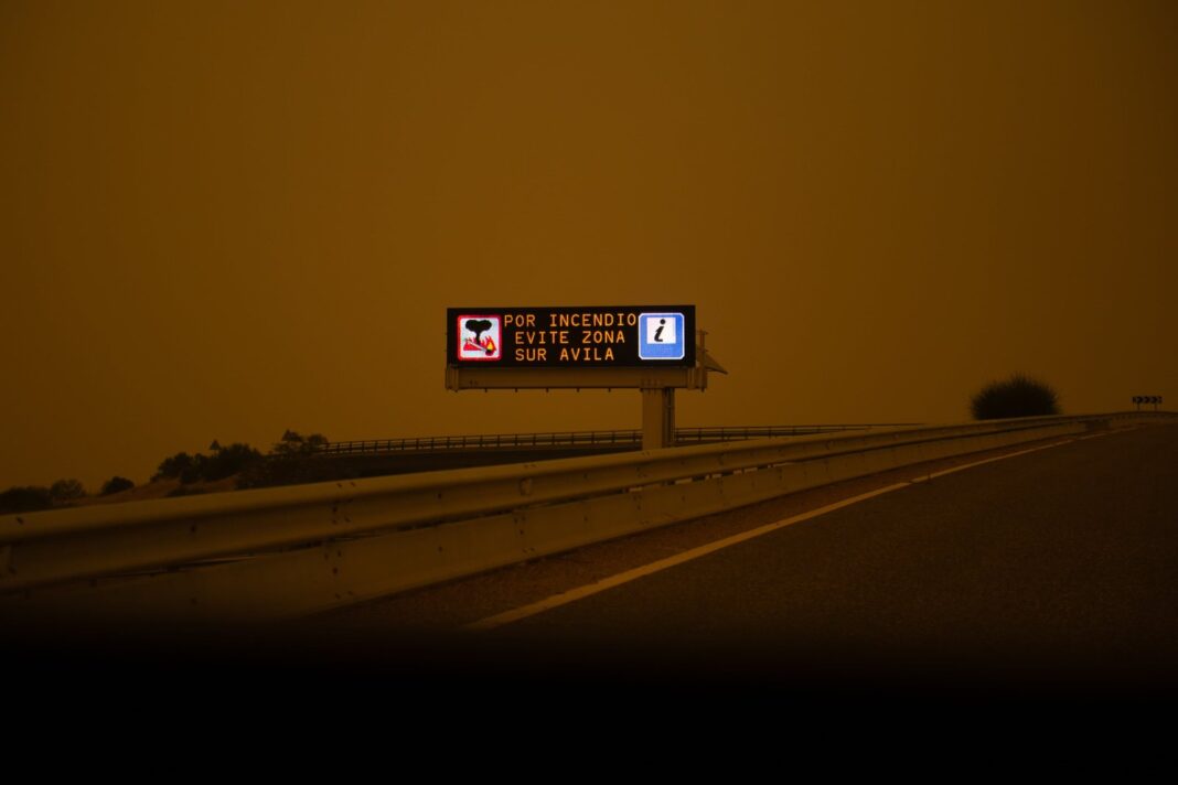 Imagen satelital del incendio forestal en las provincias de Ávila y Madrid