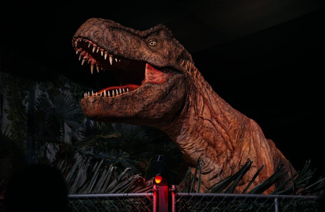 Escenario de Jurassic World: The Experience con dinosaurios animatrónicos