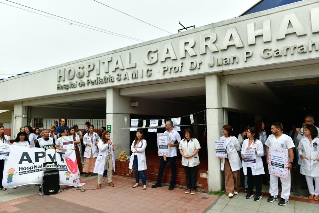 Trabajadores del Hospital Garrahan durante una protesta en 2025