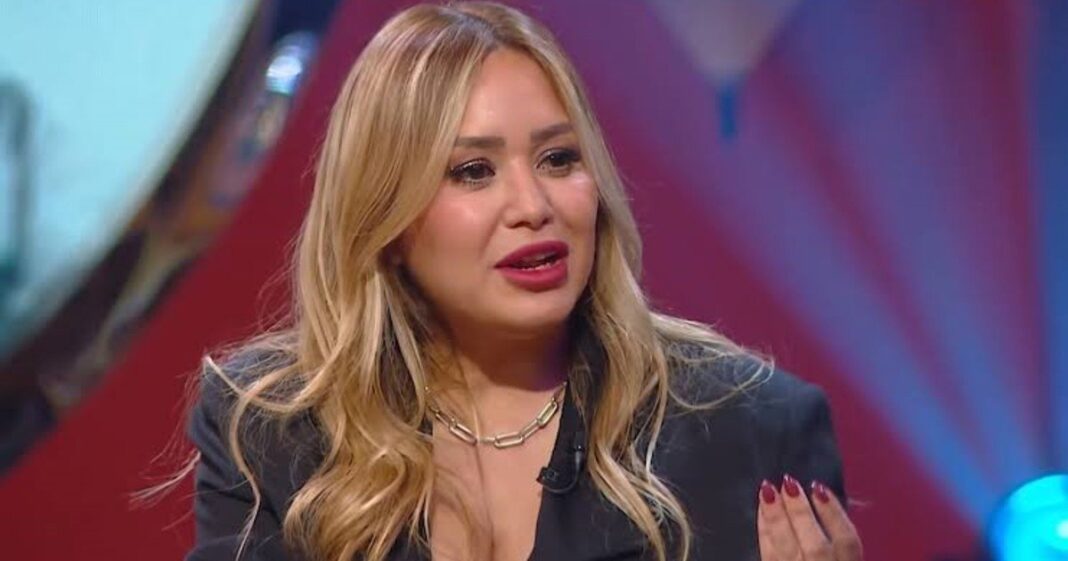 Karina La Princesita cantando en un escenario