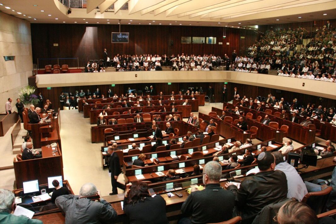 Sesión de la Knesset durante la votación de disolución