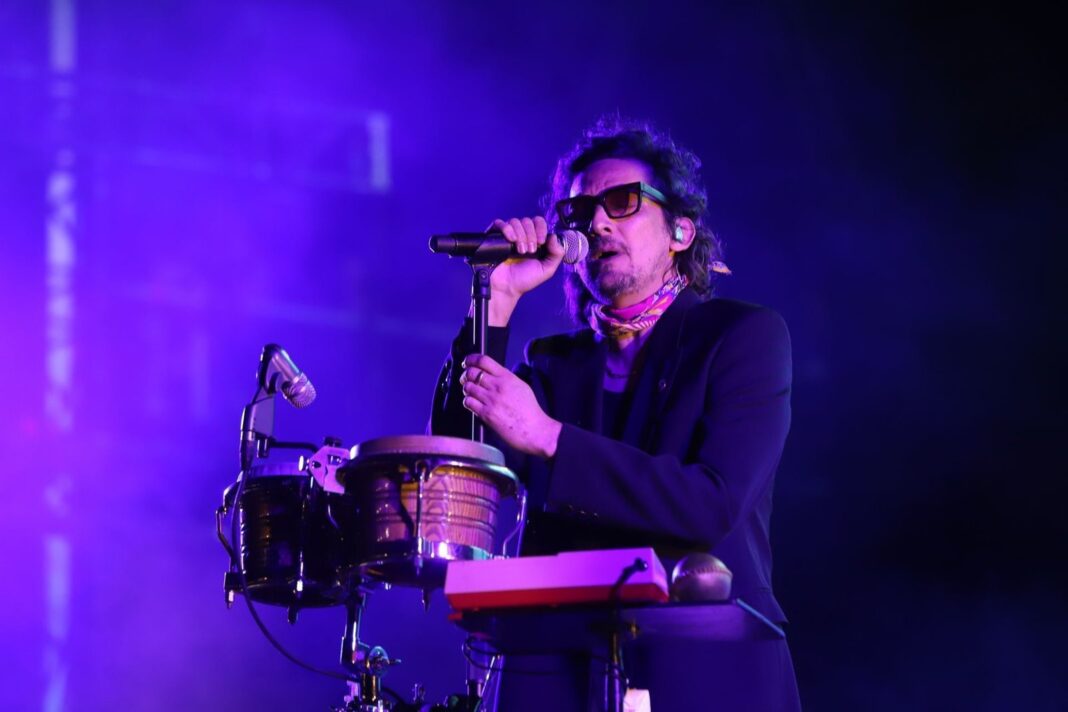 León Larregui, vocalista de Zoé, durante una presentación en vivo