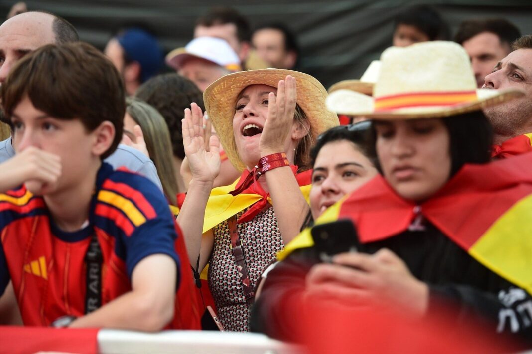 Pantalla gigante en la Plaza Diversidad de Logroño para la final del Mundial de fútbol