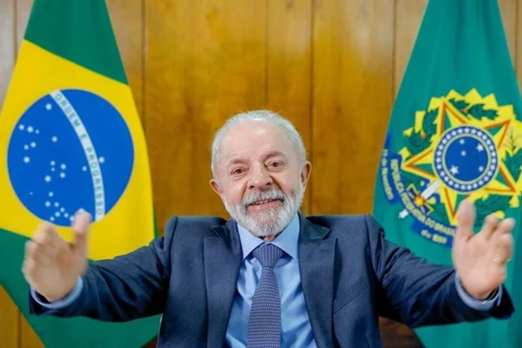 Lula da Silva sonríe durante declaración a la prensa