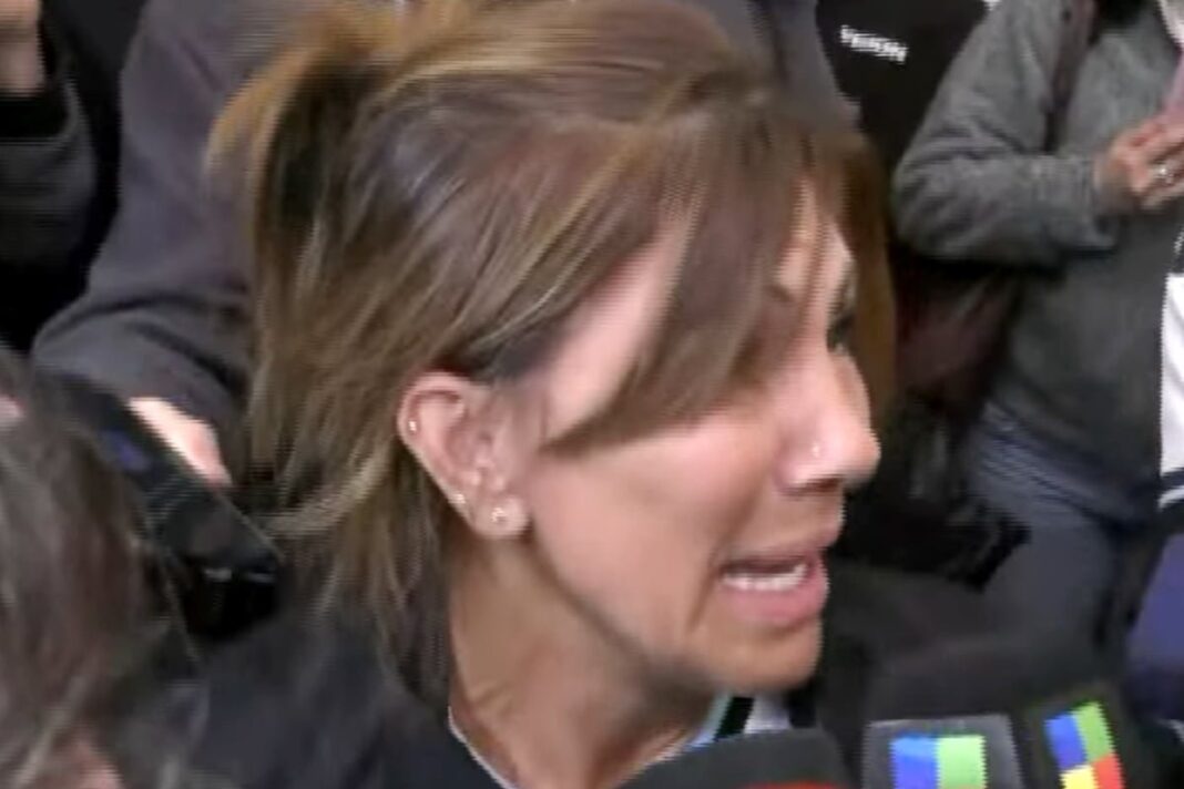 Myriam Benítez, madre de Leandro Paredes, hablando con la prensa en el Aeropuerto de Ezeiza