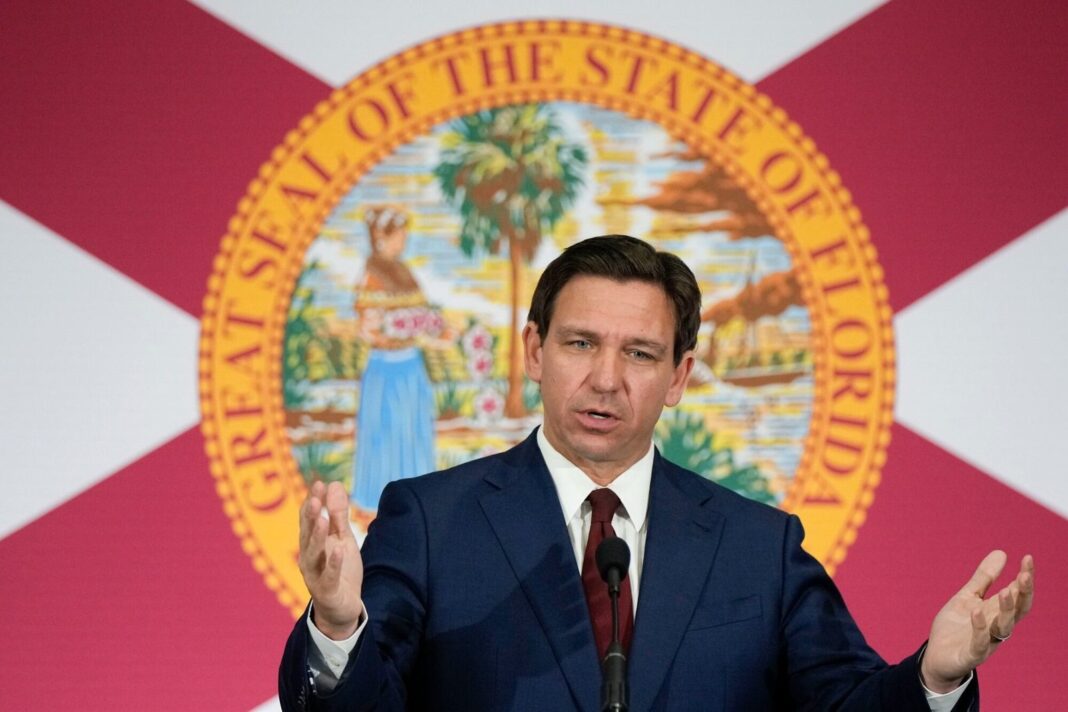 Ron DeSantis en un acto oficial como gobernador de Florida