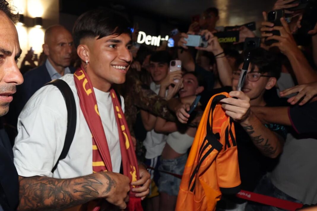 Hinchas de la Roma reciben a Santiago Castro en la estación Roma Termini