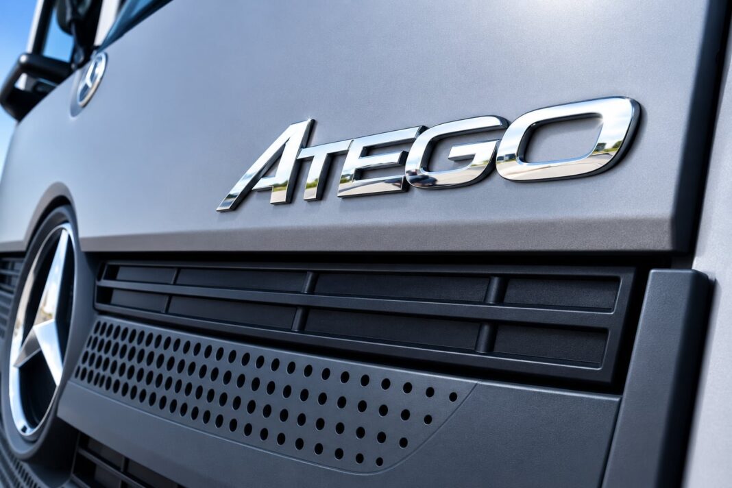 Camión Mercedes-Benz 0km en la nueva planta de Zárate