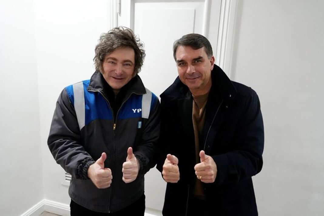 Javier Milei y Flávio Bolsonaro en un acto político