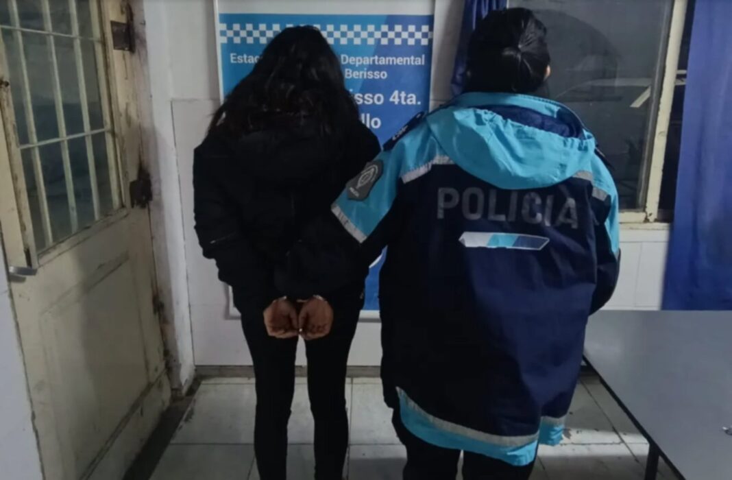 Policía en Berisso durante procedimiento por violencia familiar