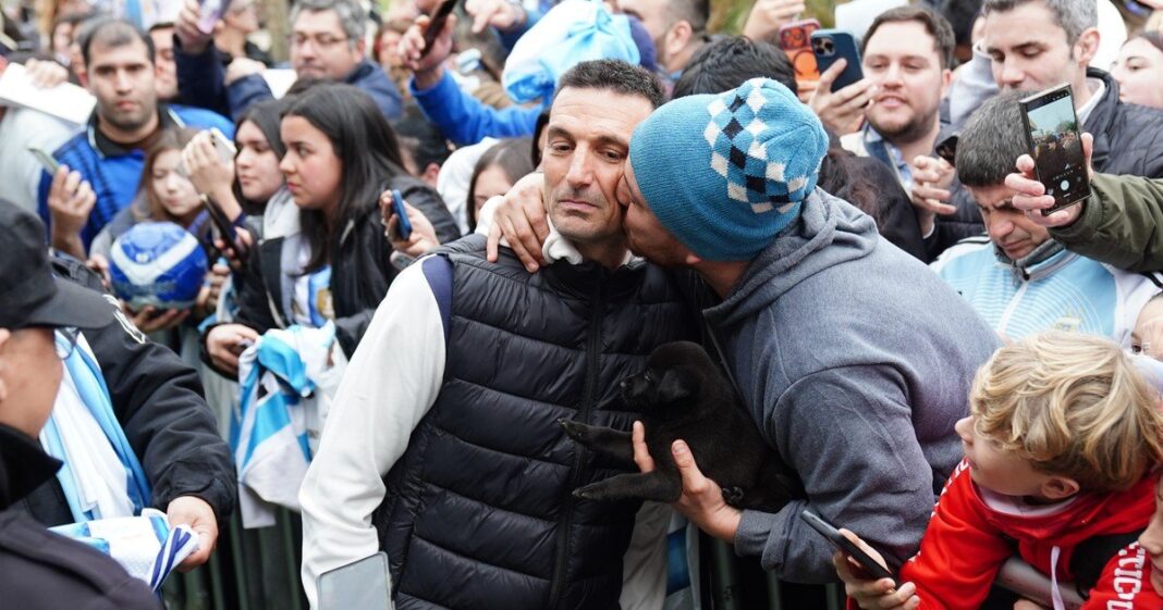 Lionel Scaloni en la puerta de su casa en Pujato, Santa Fe, rodeado de vecinos