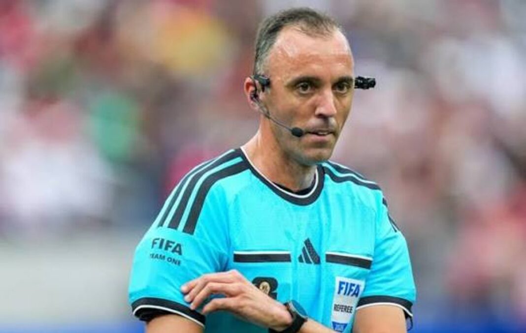 Árbitro João Pinheiro durante un partido de fútbol