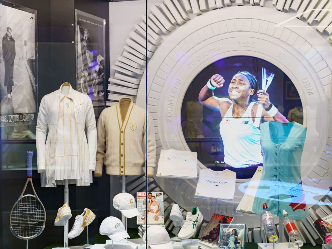 Vitrina con trofeos de Wimbledon en el museo del All England Club