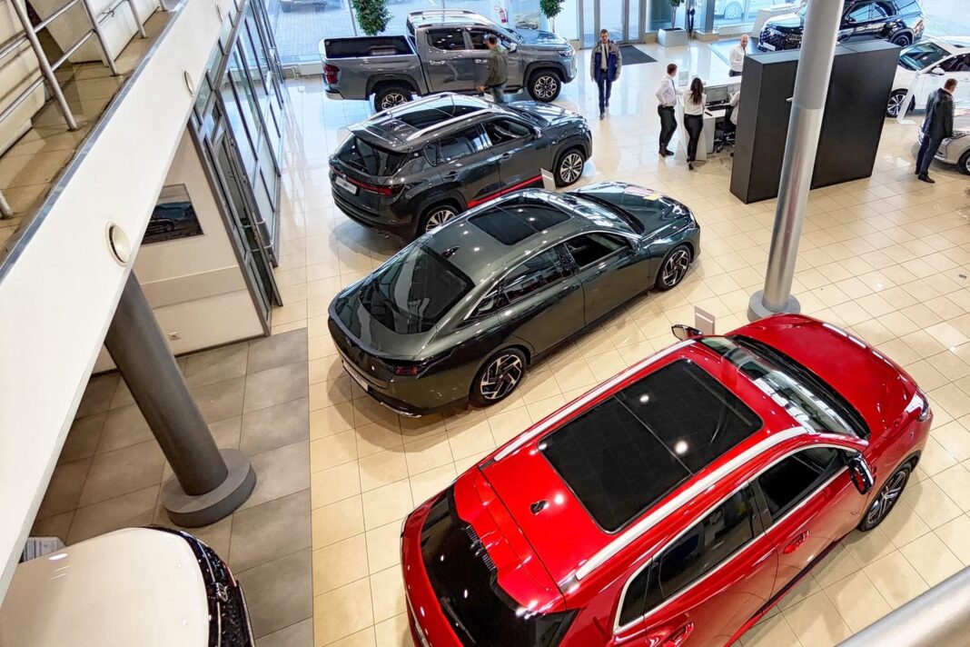 Concesionaria de autos en Argentina con vehículos en exposición