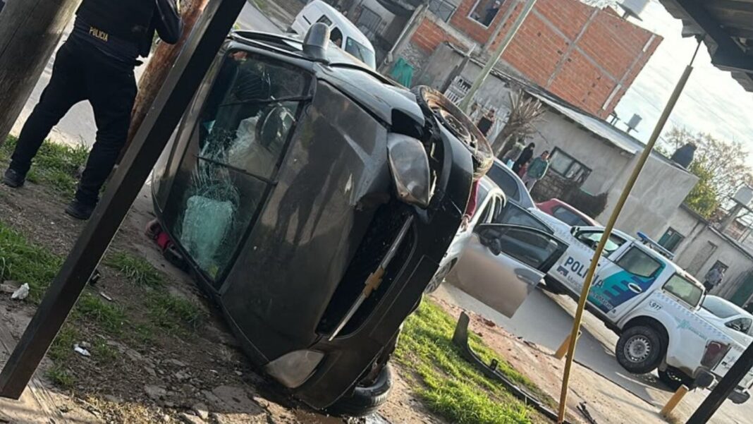 Vehículo volcado en la intersección de Molina y Colastine, La Matanza, tras persecución policial