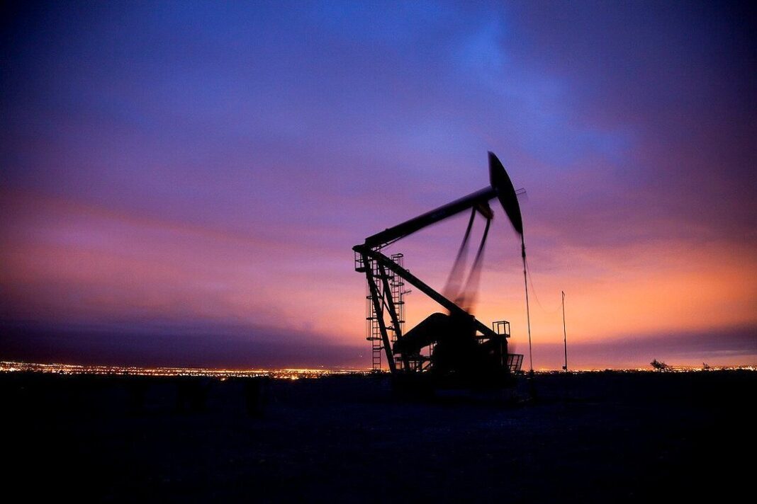 Gráfico de barril de petróleo con precio en alza