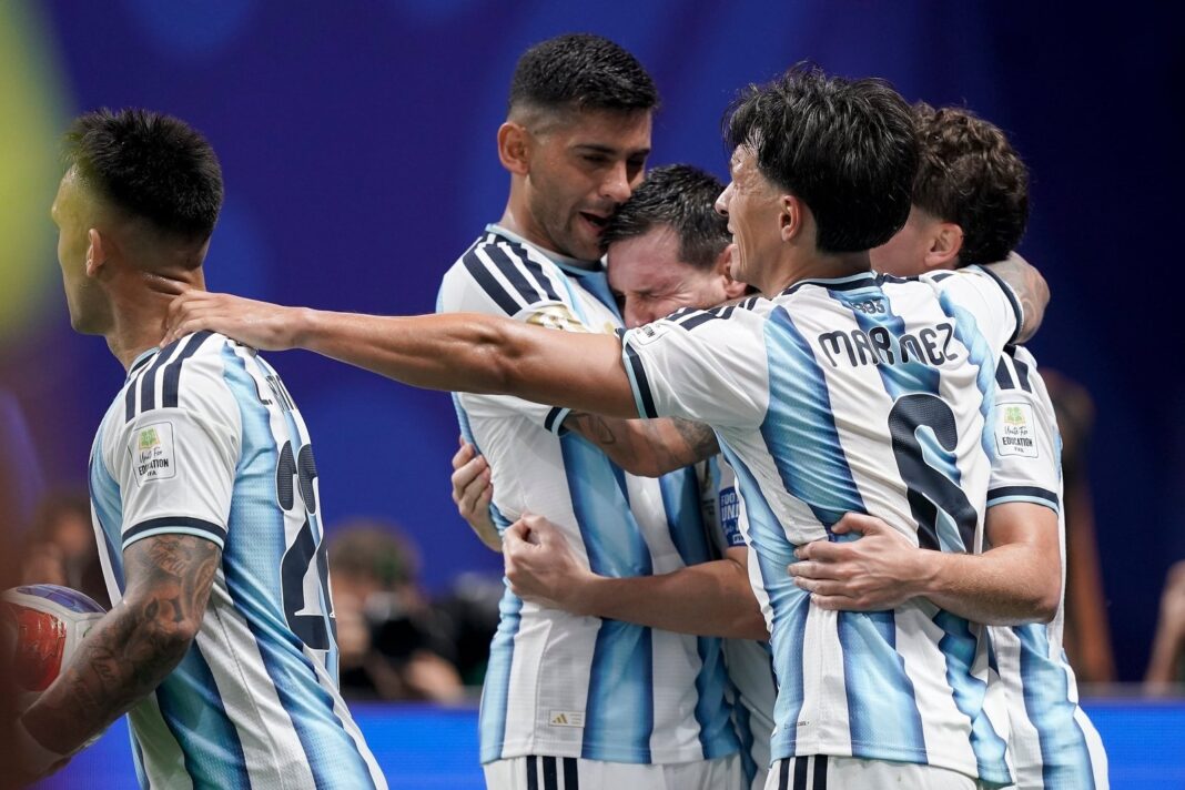 Jugadores de la selección argentina abrazan a Lionel Messi tras la clasificación a cuartos de final