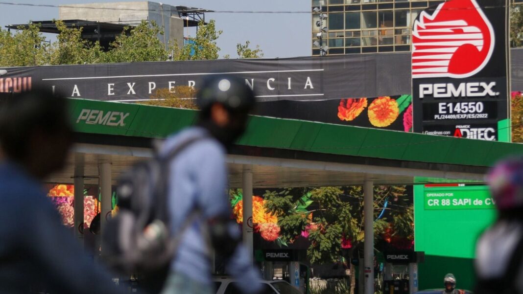 Surtidor de gasolina en una estación de servicio en Nuevo León