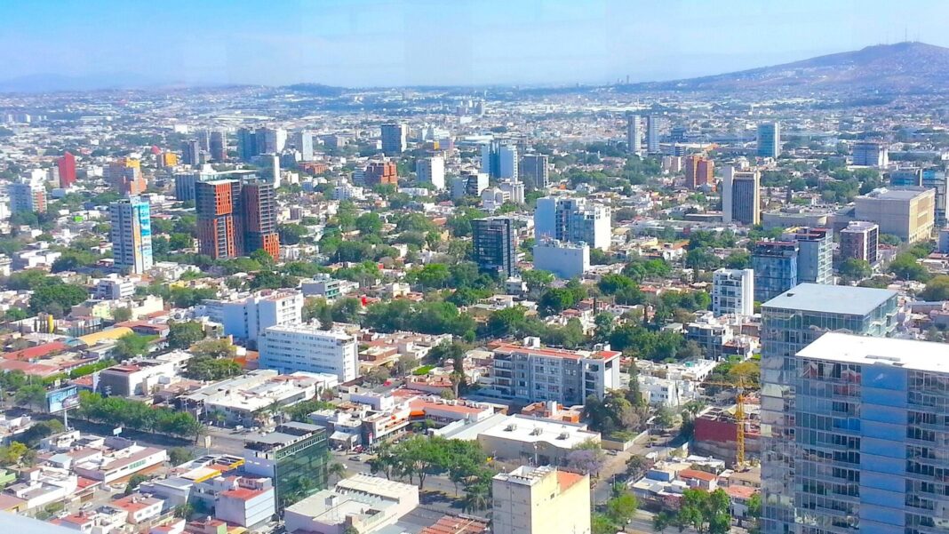 Vista de la ciudad de Guadalajara con cielo nublado
