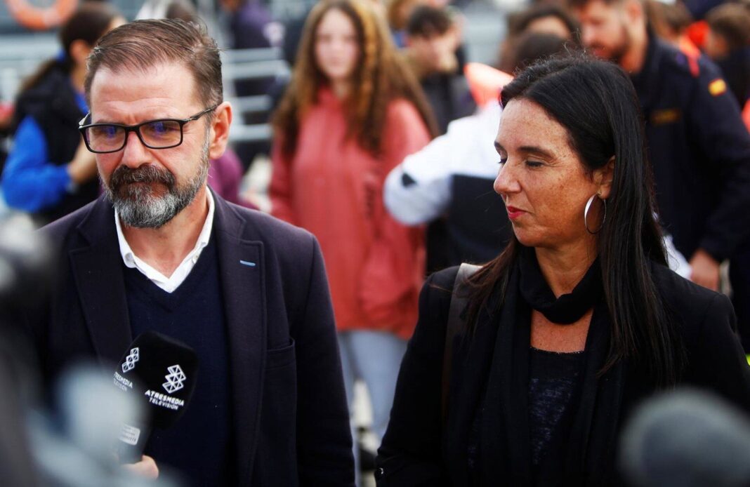 Militantes del PSOE votando en urnas durante primarias