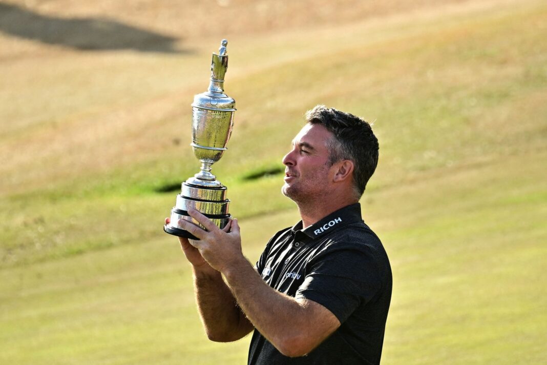 Ryan Fox posa con la Claret Jug, trofeo del Abierto Británico
