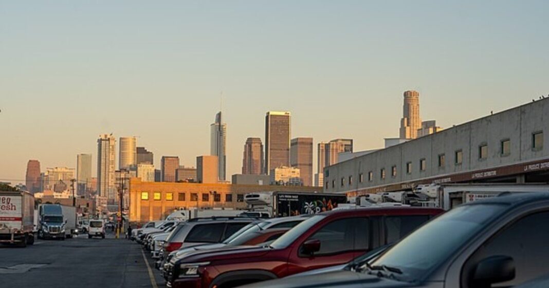 Estacionamiento costero en San Diego con señalización de restricciones