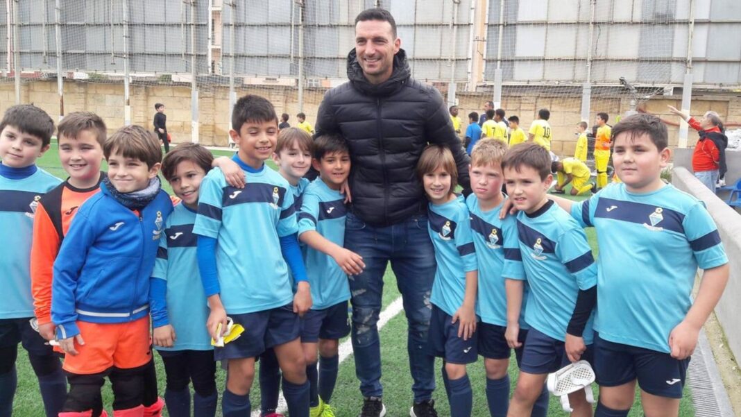 Lionel Scaloni en el banco de la Selección argentina durante un partido